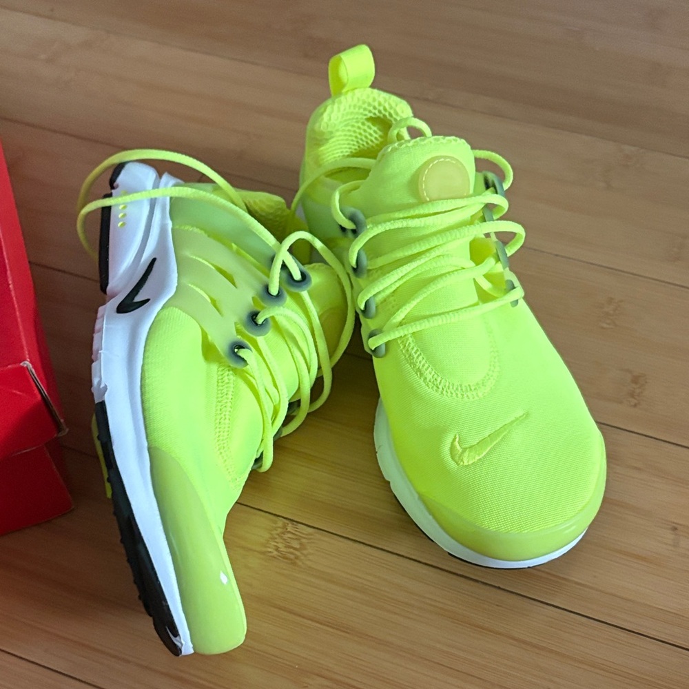 NIKE PRESTO volt/black/white color way NWT size 4 youth - Picture 2 of 5